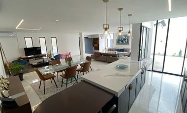 EN VENTA CASA  DE UNA PLANTA ESQUINERA URB PORTON DEL RIO