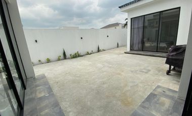 EN VENTA CASA  DE UNA PLANTA ESQUINERA URB PORTON DEL RIO