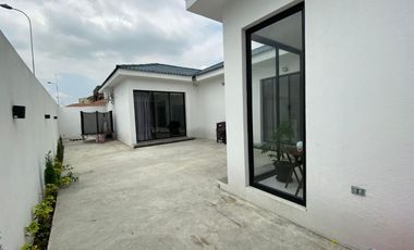 EN VENTA CASA  DE UNA PLANTA ESQUINERA URB PORTON DEL RIO