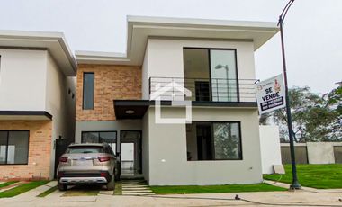 Casa por Estrenar en Venta en Urbanización Arboleia, Machala