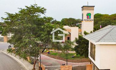 Casa por Estrenar en Venta en Urbanización Arboleia, Machala