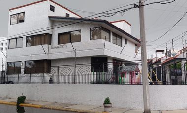 Amplia Casa en Esquina