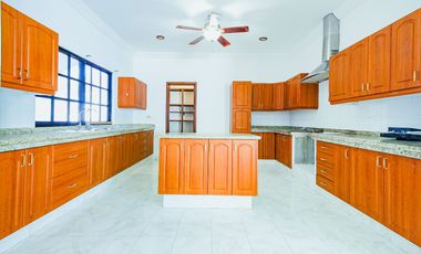 Se Vende Casa en Cancún Sm 17 de 4 Recámaras con Seguridad 24/7
