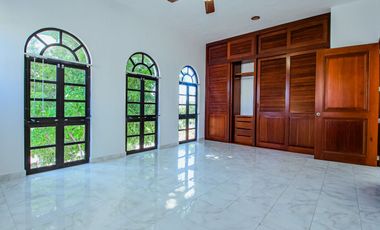 Se Vende Casa en Cancún Sm 17 de 4 Recámaras con Seguridad 24/7
