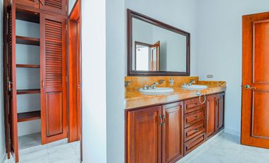 Se Vende Casa en Cancún Sm 17 de 4 Recámaras con Seguridad 24/7