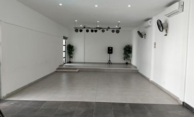 Se Renta Salón de Eventos en Cancún con Alberca y Dos Estudios Sobre Av. Fonatur