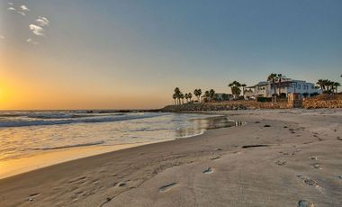 Casa Moderna en Ensenada con Impresionantes Vistas al Océano, a Solo Minutos de la Playa Arenosa