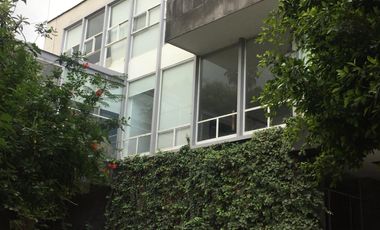 Amplia CASA EN VENTA sobre Calzada de Los Fuertes