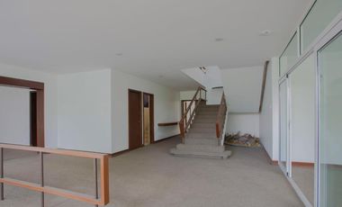 Amplia CASA EN VENTA sobre Calzada de Los Fuertes