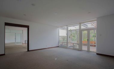 Amplia CASA EN VENTA sobre Calzada de Los Fuertes
