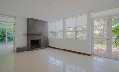 Amplia CASA EN VENTA sobre Calzada de Los Fuertes