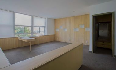 Amplia CASA EN VENTA sobre Calzada de Los Fuertes