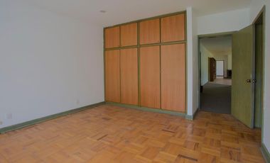 Amplia CASA EN VENTA sobre Calzada de Los Fuertes