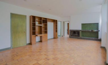 Amplia CASA EN VENTA sobre Calzada de Los Fuertes
