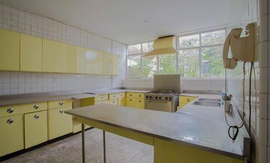 Amplia CASA EN VENTA sobre Calzada de Los Fuertes