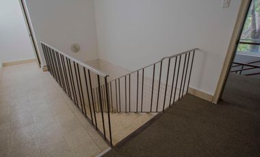 Amplia CASA EN VENTA sobre Calzada de Los Fuertes