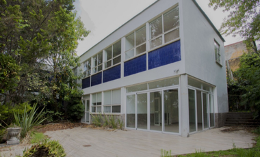 Amplia CASA EN VENTA sobre Calzada de Los Fuertes
