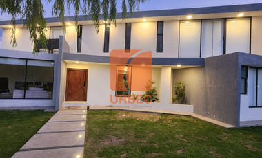 Venta - Casa de venta sector Belisario Quevedo propiedad con estilo y prestigio para familias que buscan vivir bien en Latacunga/24urb53