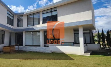 Venta - Casa de venta sector Belisario Quevedo propiedad con estilo y prestigio para familias que buscan vivir bien en Latacunga/24urb53