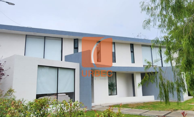Venta - Casa de venta sector Belisario Quevedo propiedad con estilo y prestigio para familias que buscan vivir bien en Latacunga/24urb53