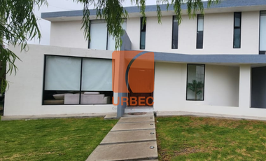 Venta - Casa de venta sector Belisario Quevedo propiedad con estilo y prestigio para familias que buscan vivir bien en Latacunga/24urb53