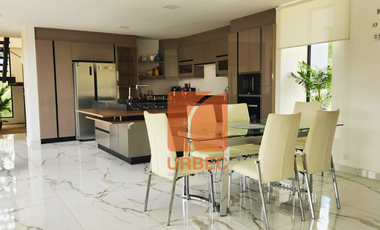 Venta - Casa de venta sector Belisario Quevedo propiedad con estilo y prestigio para familias que buscan vivir bien en Latacunga/24urb53