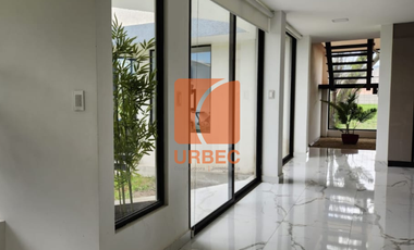 Venta - Casa de venta sector Belisario Quevedo propiedad con estilo y prestigio para familias que buscan vivir bien en Latacunga/24urb53