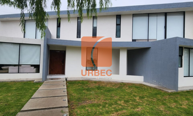 Venta - Casa de venta sector Belisario Quevedo propiedad con estilo y prestigio para familias que buscan vivir bien en Latacunga/24urb53