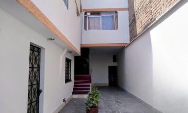 Se Vende Casa Comercial, con Local, Oficinas, Departamentos y Cochera - Depósito, en Avenida Pastor Sevilla (Ruta C), Ovalo Cocharcas, Primer Sector,