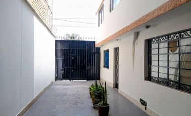 Se Vende Casa Comercial, con Local, Oficinas, Departamentos y Cochera - Depósito, en Avenida Pastor Sevilla (Ruta C), Ovalo Cocharcas, Primer Sector,