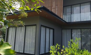 For Sale 4 bedrooms 4 bathroom Lakeside vacation villa
