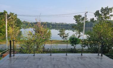For Sale 4 bedrooms 4 bathroom Lakeside vacation villa