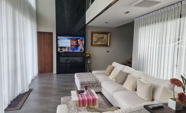 For Sale 4 bedrooms 4 bathroom Lakeside vacation villa