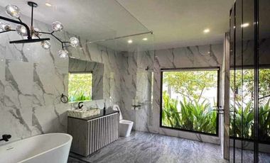 For Sale 4 bedrooms 4 bathroom Lakeside vacation villa