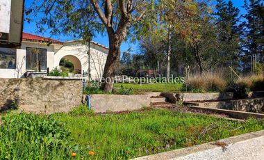 Leon Propiedades vende Gran casa en condominio, sector Los Naranjos, Curacaví.