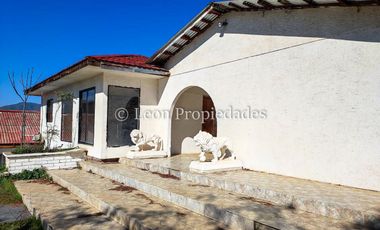 Leon Propiedades vende Gran casa en condominio, sector Los Naranjos, Curacaví.
