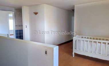 Leon Propiedades vende Gran casa en condominio, sector Los Naranjos, Curacaví.