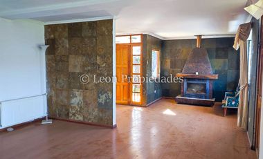 Leon Propiedades vende Gran casa en condominio, sector Los Naranjos, Curacaví.