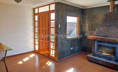 Leon Propiedades vende Gran casa en condominio, sector Los Naranjos, Curacaví.