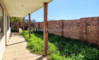 Leon Propiedades vende Gran casa en condominio, sector Los Naranjos, Curacaví.
