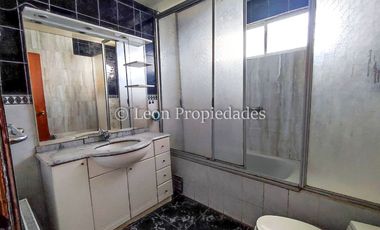 Leon Propiedades vende Gran casa en condominio, sector Los Naranjos, Curacaví.