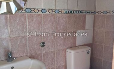 Leon Propiedades vende Gran casa en condominio, sector Los Naranjos, Curacaví.