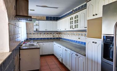 Leon Propiedades vende Gran casa en condominio, sector Los Naranjos, Curacaví.