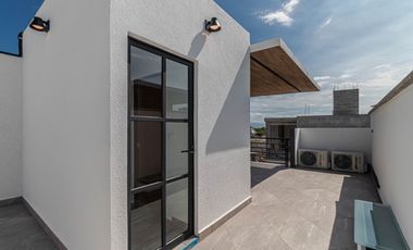 CASA CON ROOF GARDEN Y JACUZZI, UBICADA A 15 MINUTOS DE CUERNAVACA, MORELOS.