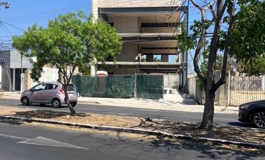 Edificio de uso comercial en avenida principal en Mérida. VENTA O RENTA