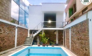 SOLÍS VENDE CASA DE 4 PISOS CON PISCINA EN BAÑOS DEL INCA