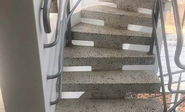 SOLÍS VENDE CASA DE 4 PISOS CON PISCINA EN BAÑOS DEL INCA