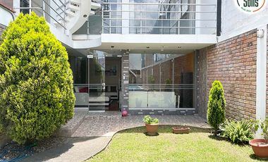 SOLÍS VENDE CASA DE 4 PISOS CON PISCINA EN BAÑOS DEL INCA