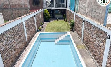 SOLÍS VENDE CASA DE 4 PISOS CON PISCINA EN BAÑOS DEL INCA