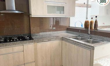 SOLÍS VENDE CASA DE 4 PISOS CON PISCINA EN BAÑOS DEL INCA